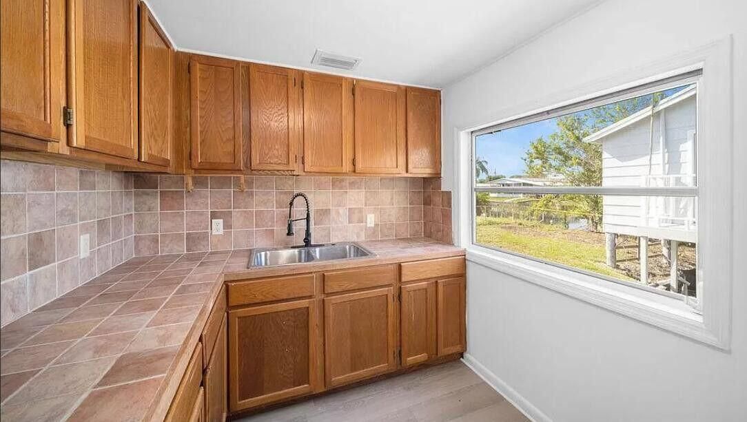 For Rent: $1,450 (3 beds, 1 baths, 760 Square Feet)