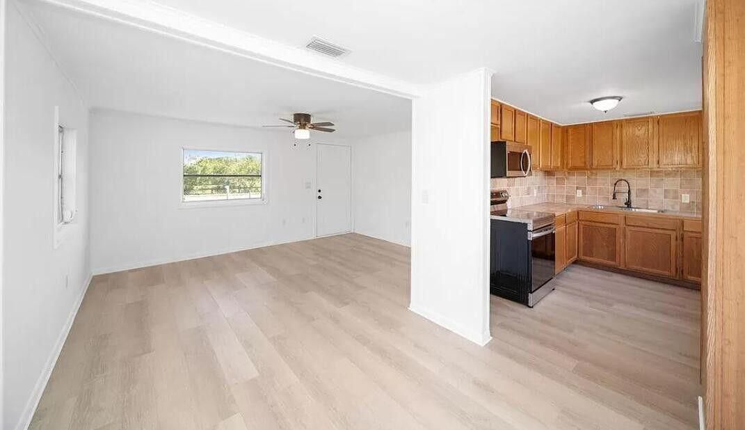 For Rent: $1,450 (3 beds, 1 baths, 760 Square Feet)