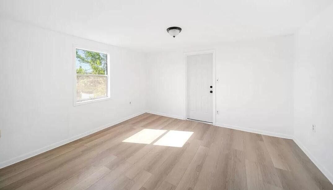 For Rent: $1,450 (3 beds, 1 baths, 760 Square Feet)