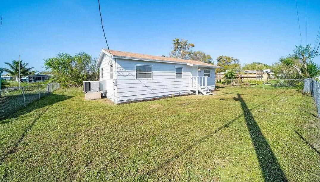 For Rent: $1,450 (3 beds, 1 baths, 760 Square Feet)