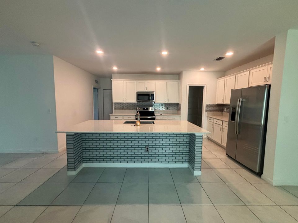 For Rent: $2,900 (6 beds, 3 baths, 2586 Square Feet)