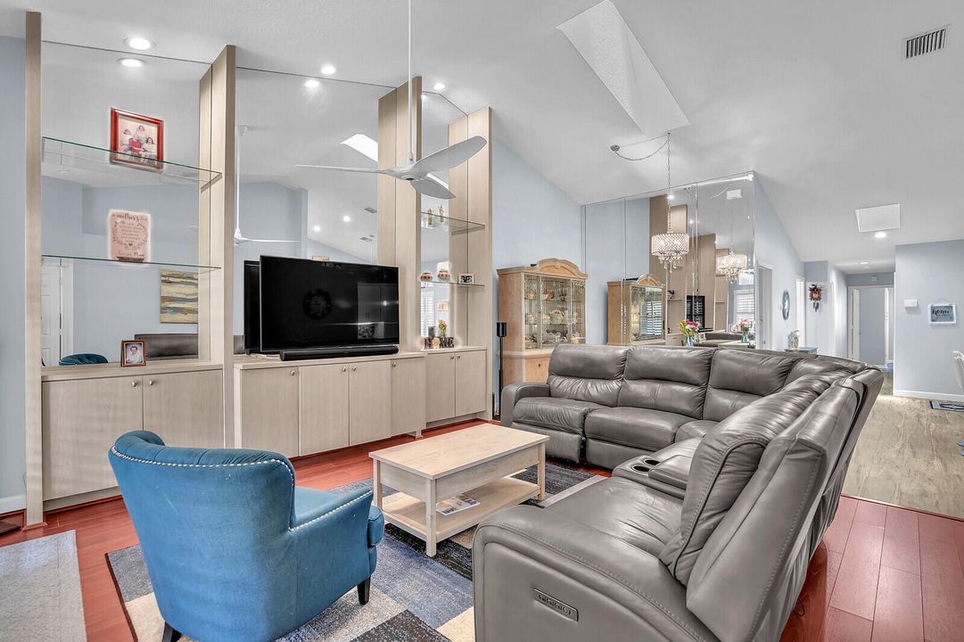 合同活跃: $389,000 (3 贝兹, 2 浴室, 1502 平方英尺)