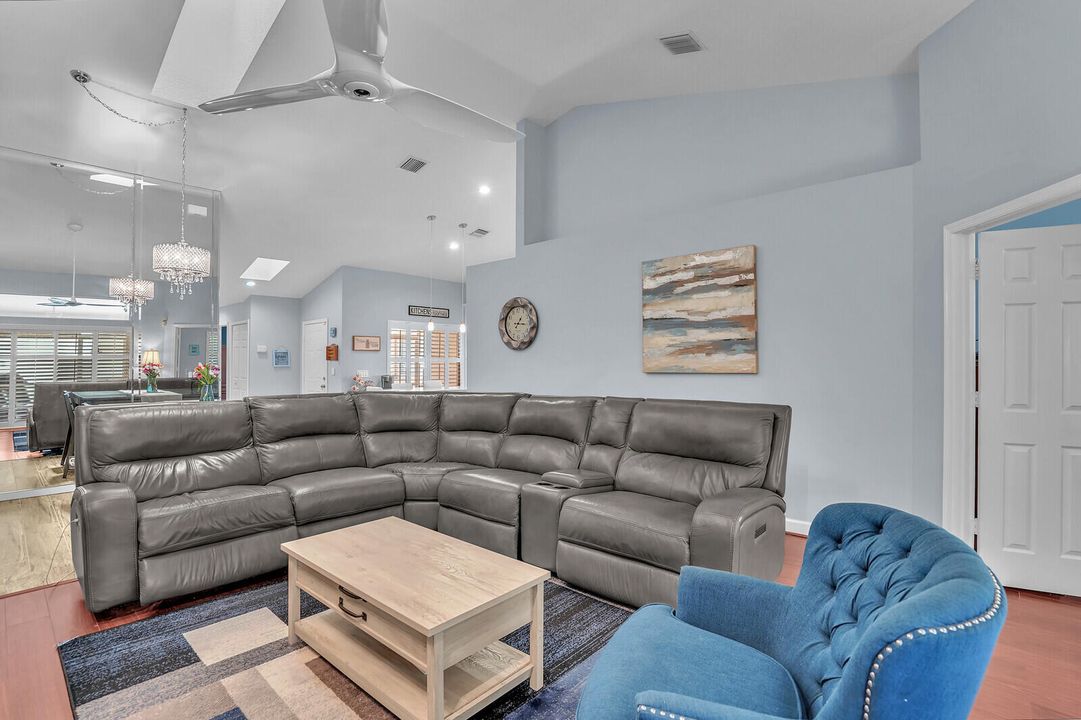 合同活跃: $389,000 (3 贝兹, 2 浴室, 1502 平方英尺)