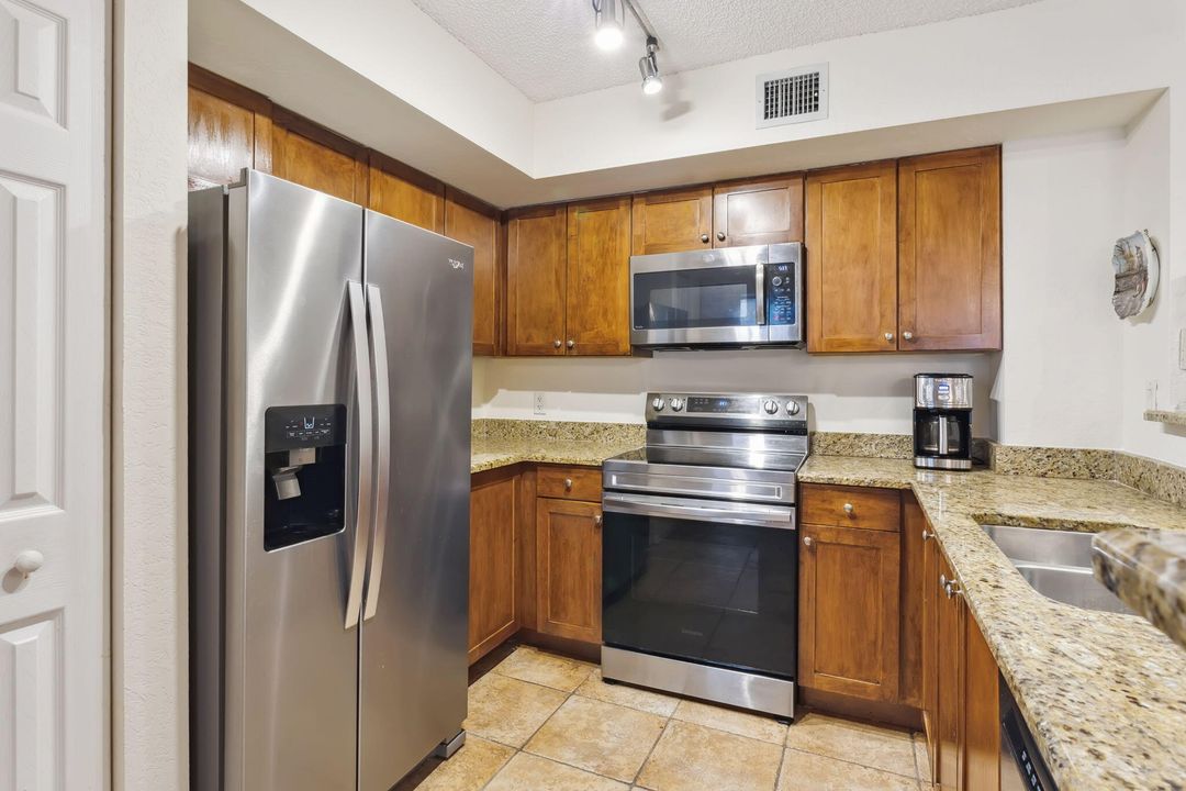 Active With Contract: $4,000 (2 beds, 2 baths, 1071 Square Feet)