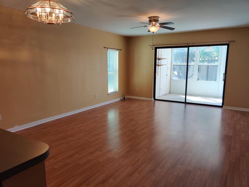 For Sale: $164,000 (2 beds, 2 baths, 1084 Square Feet)