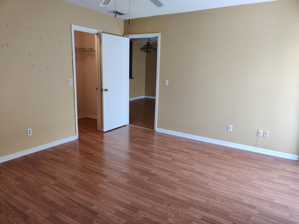 For Sale: $164,000 (2 beds, 2 baths, 1084 Square Feet)