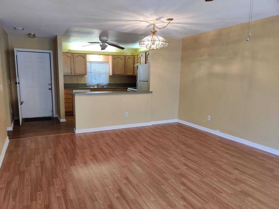 For Sale: $164,000 (2 beds, 2 baths, 1084 Square Feet)