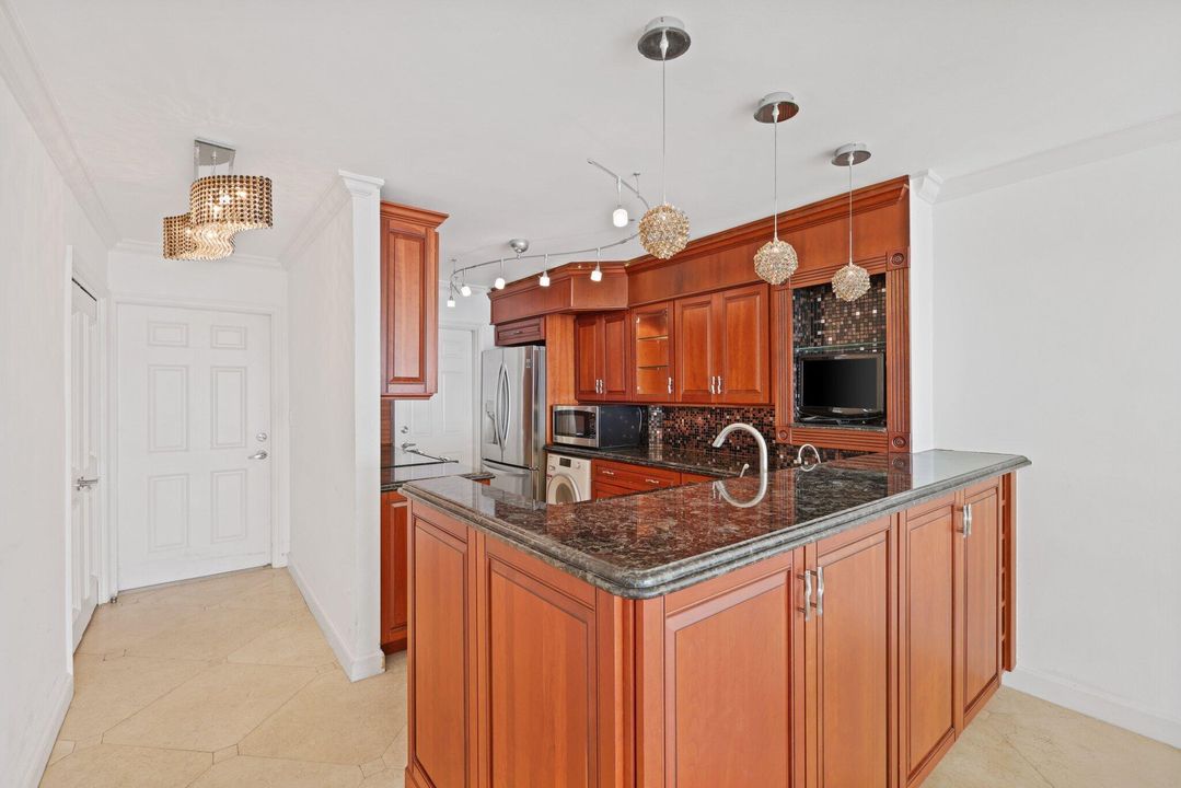 Active With Contract: $649,900 (2 beds, 2 baths, 1154 Square Feet)