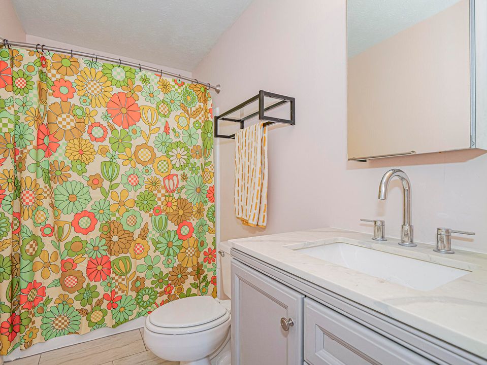 Под контрактом: $314,900 (4 спален, 2 ванн, 1326 Квадратных фут)