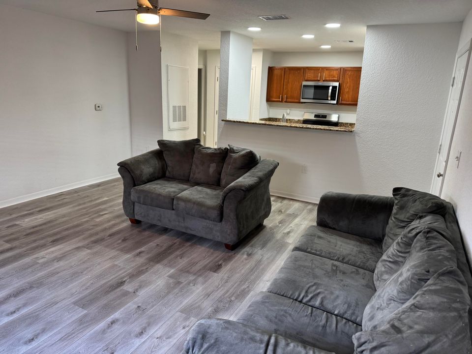 В аренду: $1,300 (1 спален, 1 ванн, 781 Квадратных фут)