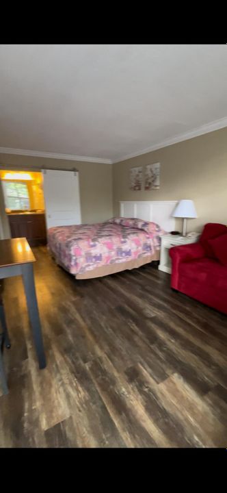 For Sale: $139,999 (1 beds, 1 baths, 279 Square Feet)