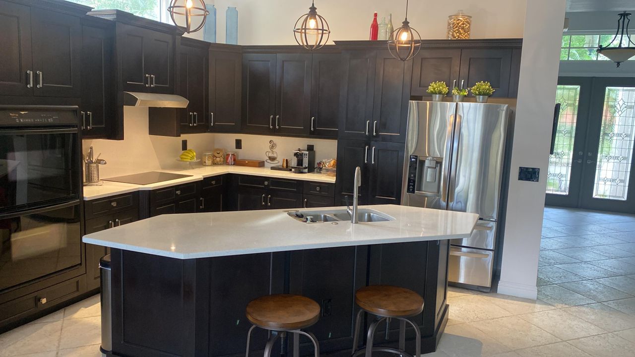 Под контрактом: $5,800 (2 спален, 2 ванн, 1851 Квадратных фут)