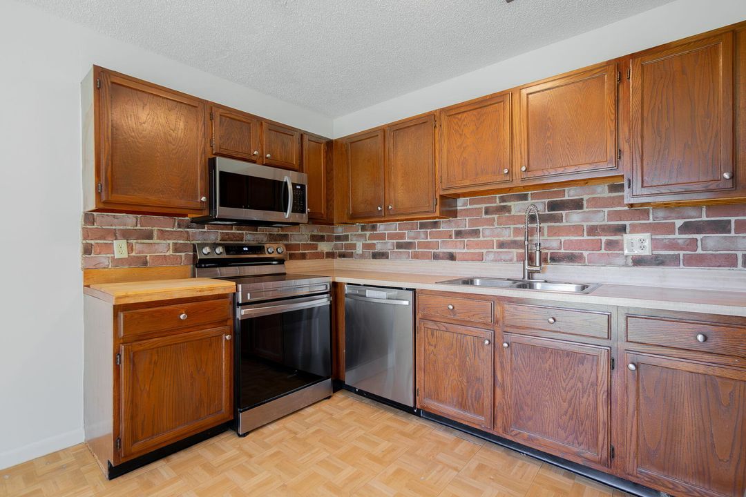 Active With Contract: $429,900 (3 beds, 2 baths, 1335 Square Feet)