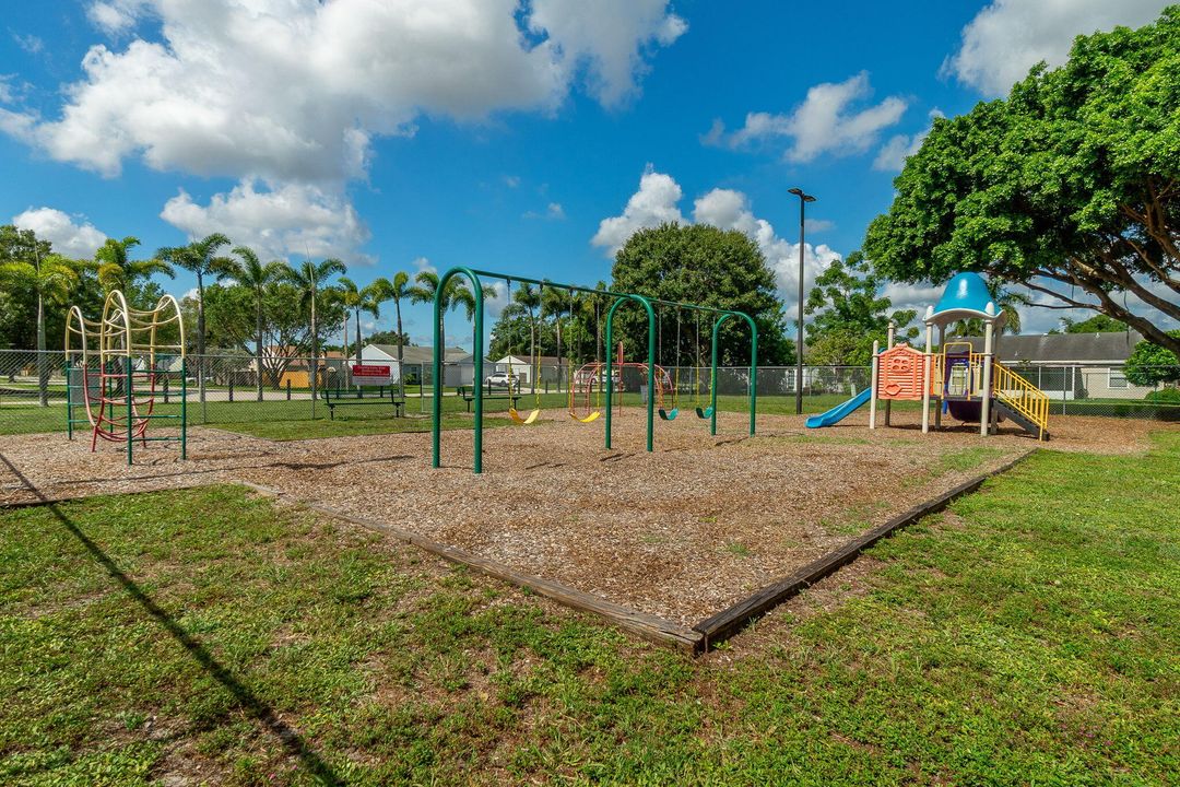 Active With Contract: $429,900 (3 beds, 2 baths, 1335 Square Feet)