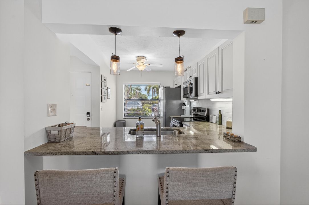 合同活跃: $5,750 (2 贝兹, 2 浴室, 1000 平方英尺)