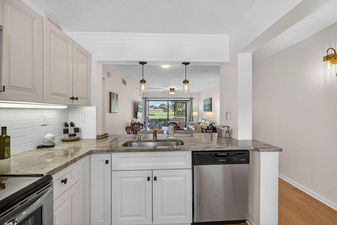 合同活跃: $5,750 (2 贝兹, 2 浴室, 1000 平方英尺)