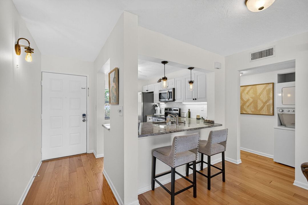 合同活跃: $5,750 (2 贝兹, 2 浴室, 1000 平方英尺)