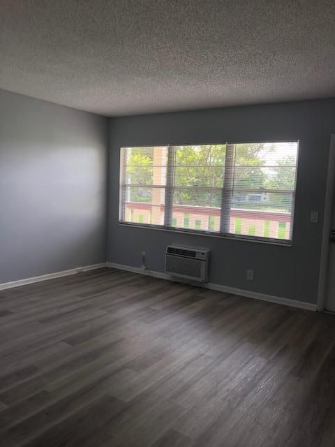 Active With Contract: $1,300 (1 beds, 1 baths, 600 Square Feet)