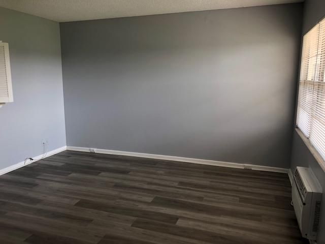 Active With Contract: $1,300 (1 beds, 1 baths, 600 Square Feet)