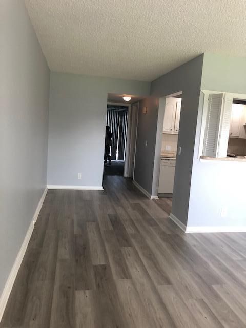 Active With Contract: $1,300 (1 beds, 1 baths, 600 Square Feet)