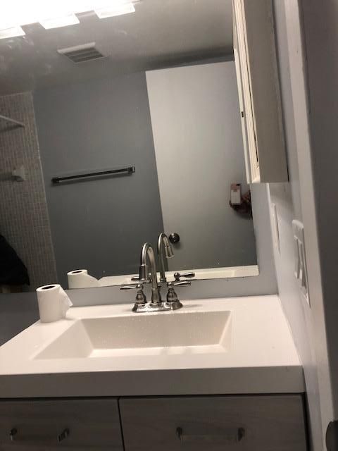 Active With Contract: $1,300 (1 beds, 1 baths, 600 Square Feet)