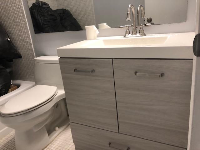 Active With Contract: $1,300 (1 beds, 1 baths, 600 Square Feet)