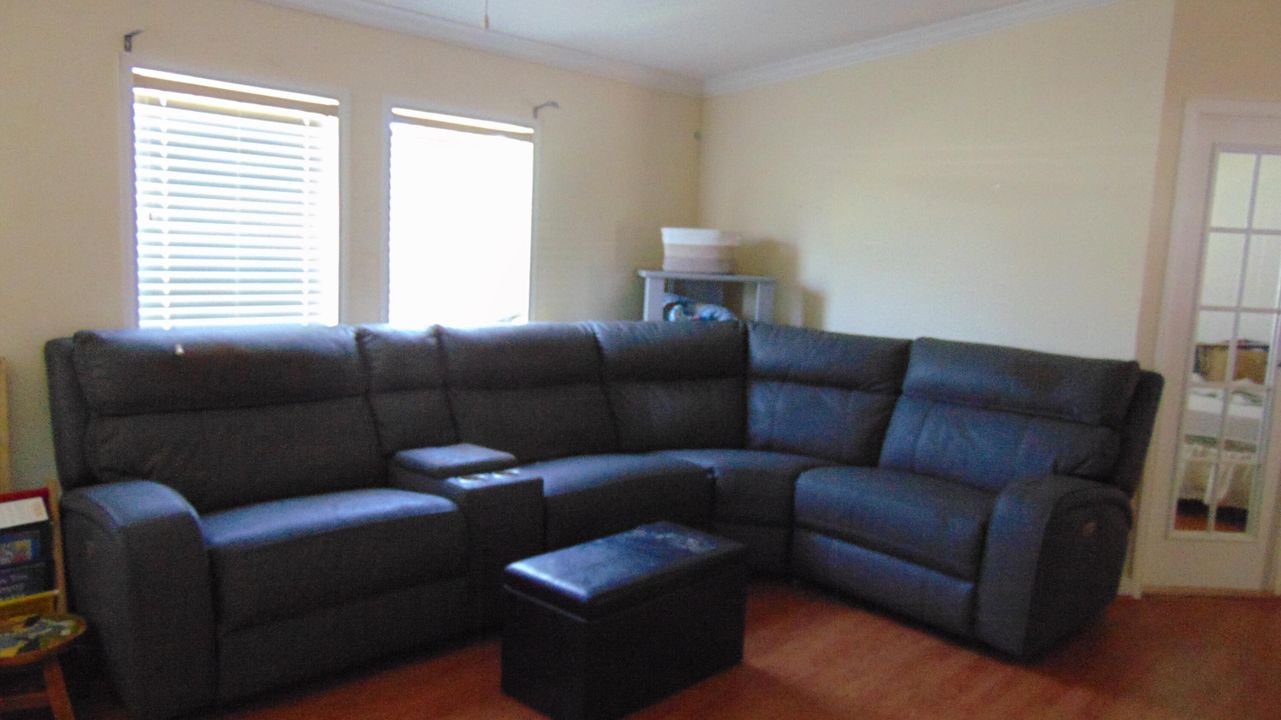 На продажу: $137,799 (3 спален, 2 ванн, 1100 Квадратных фут)