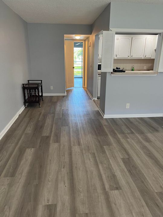 Active With Contract: $1,300 (1 beds, 1 baths, 600 Square Feet)