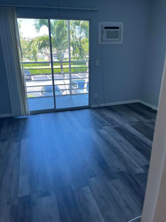 Active With Contract: $1,300 (1 beds, 1 baths, 600 Square Feet)