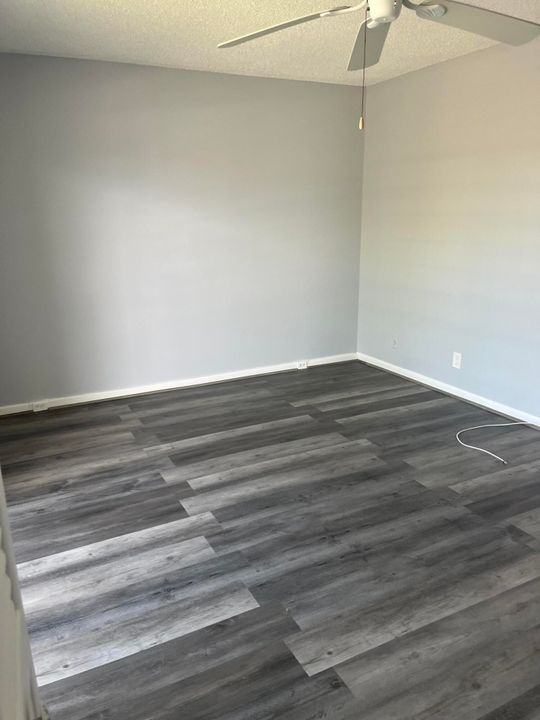 Active With Contract: $1,300 (1 beds, 1 baths, 600 Square Feet)