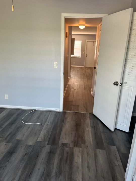 Active With Contract: $1,300 (1 beds, 1 baths, 600 Square Feet)