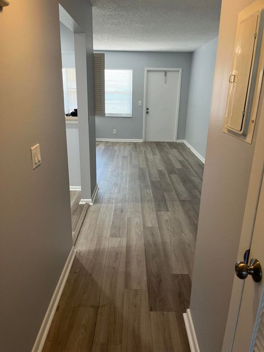 Active With Contract: $1,300 (1 beds, 1 baths, 600 Square Feet)