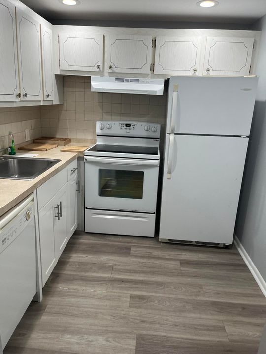 Active With Contract: $1,300 (1 beds, 1 baths, 600 Square Feet)