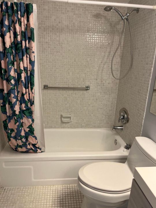 Active With Contract: $1,300 (1 beds, 1 baths, 600 Square Feet)