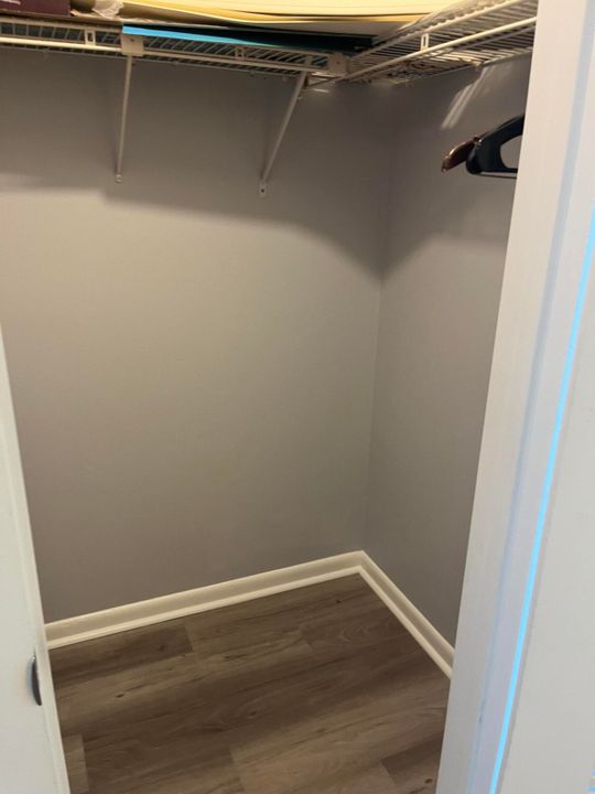 Active With Contract: $1,300 (1 beds, 1 baths, 600 Square Feet)