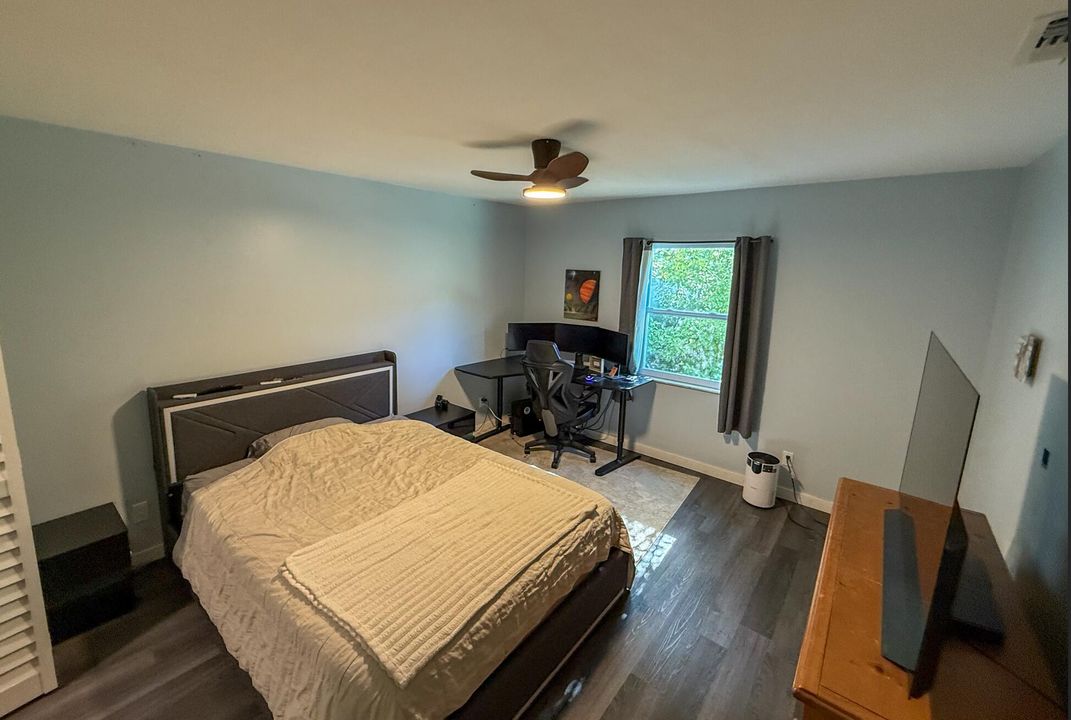 合同活跃: $269,000 (2 贝兹, 1 浴室, 900 平方英尺)