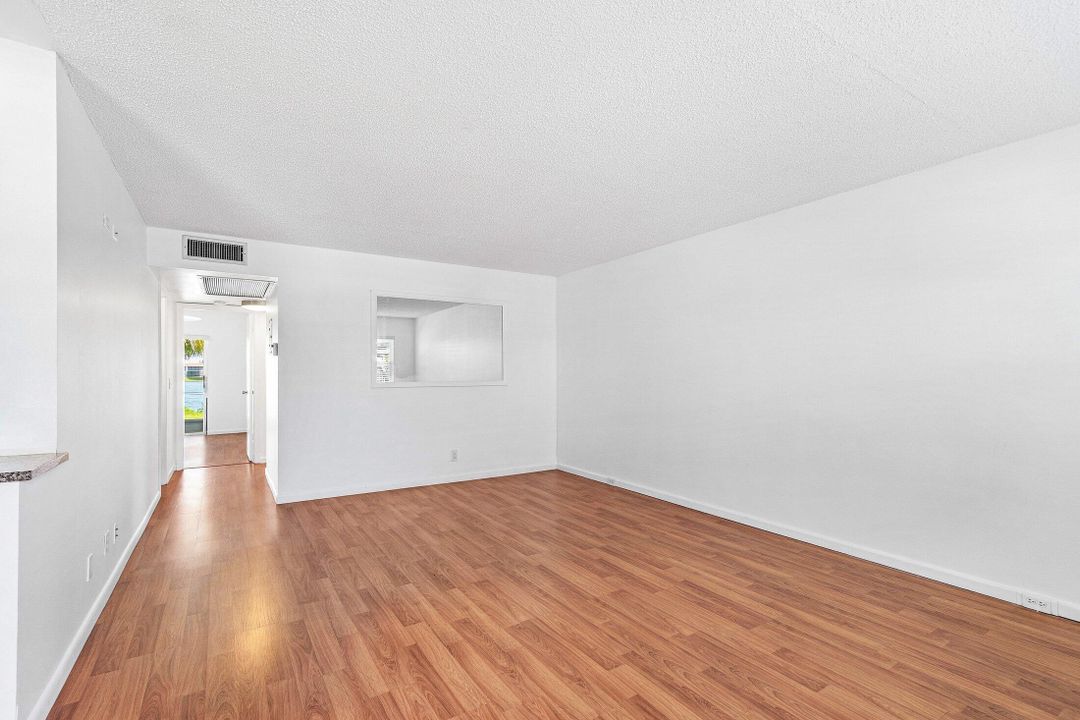 合同活跃: $150,000 (2 贝兹, 1 浴室, 798 平方英尺)