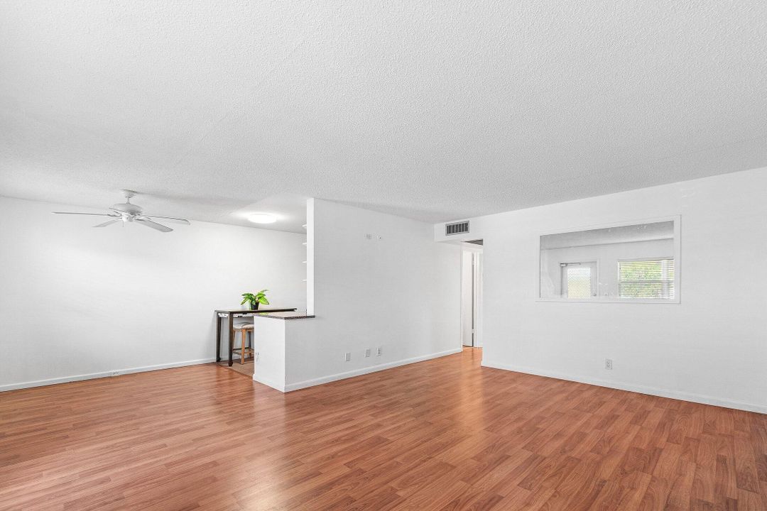 合同活跃: $150,000 (2 贝兹, 1 浴室, 798 平方英尺)