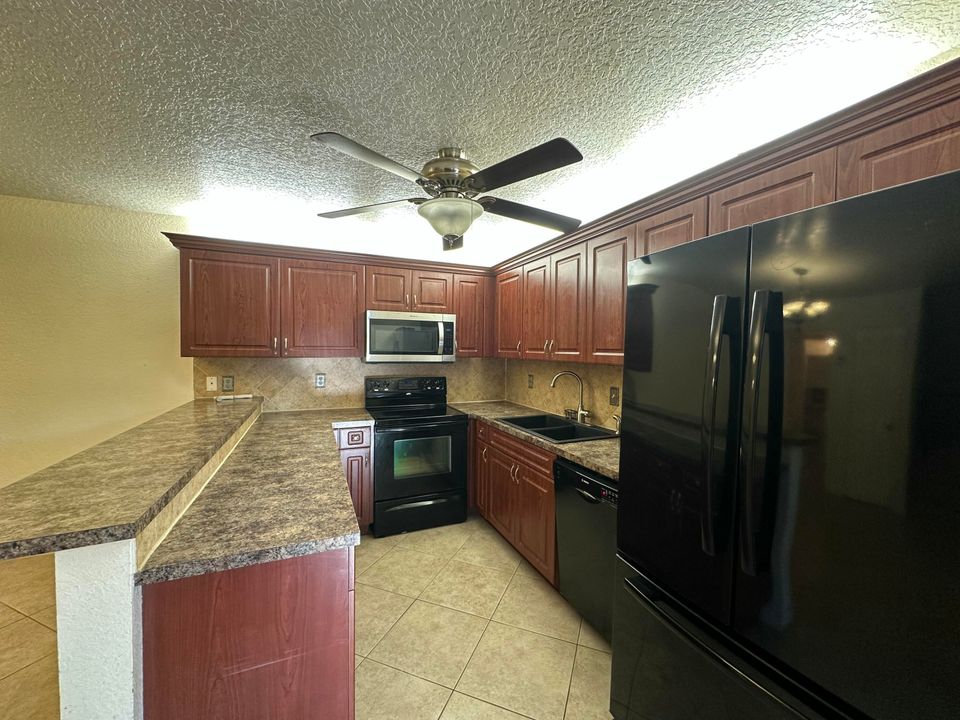 Active With Contract: $309,995 (3 beds, 2 baths, 1540 Square Feet)