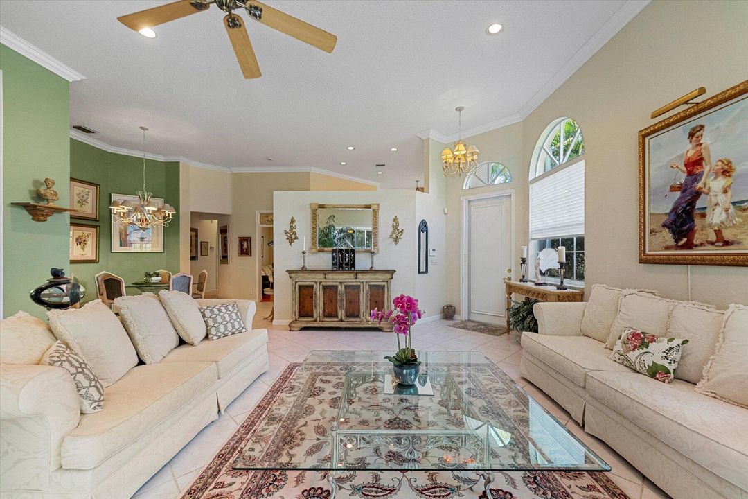 合同活跃: $9,000 (2 贝兹, 2 浴室, 1998 平方英尺)