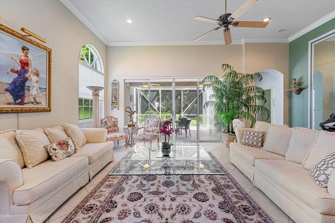 合同活跃: $9,000 (2 贝兹, 2 浴室, 1998 平方英尺)