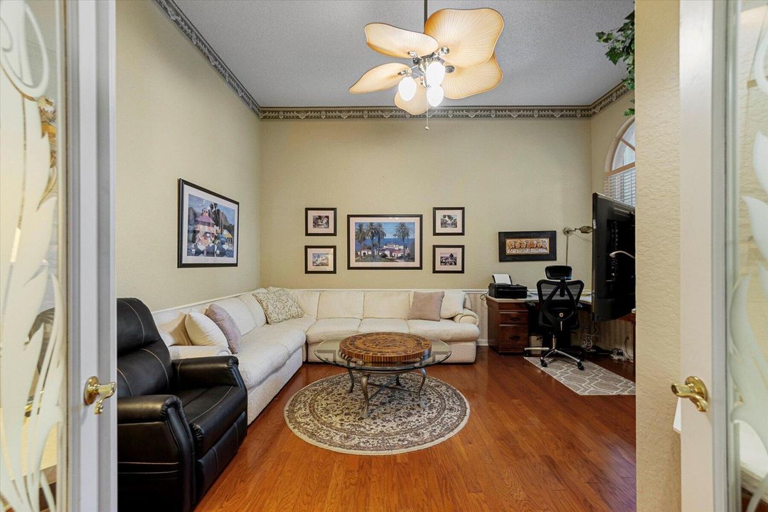 合同活跃: $9,000 (2 贝兹, 2 浴室, 1998 平方英尺)