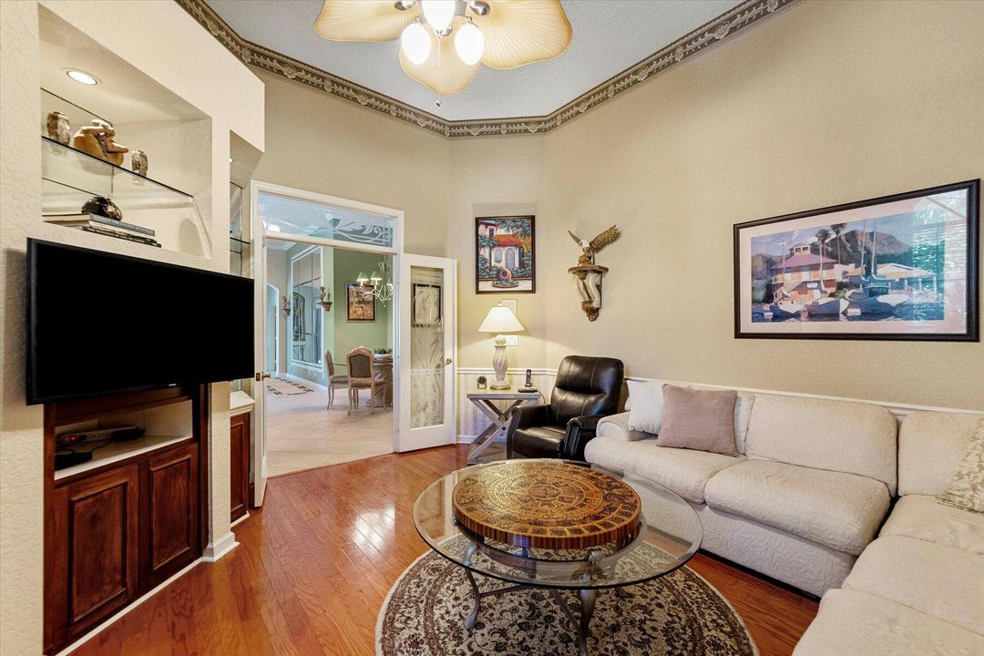 合同活跃: $9,000 (2 贝兹, 2 浴室, 1998 平方英尺)