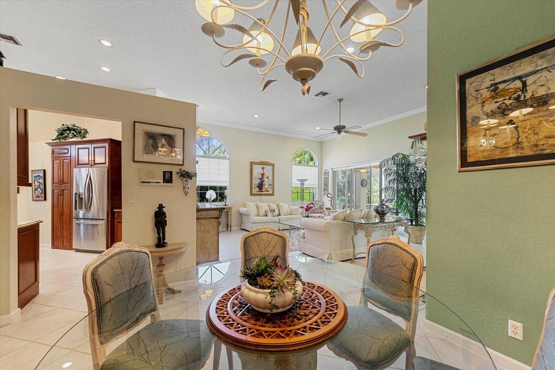 合同活跃: $9,000 (2 贝兹, 2 浴室, 1998 平方英尺)