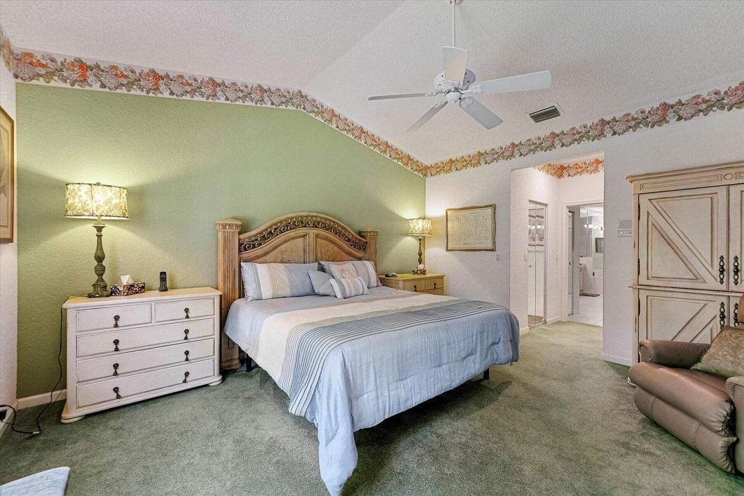 合同活跃: $9,000 (2 贝兹, 2 浴室, 1998 平方英尺)