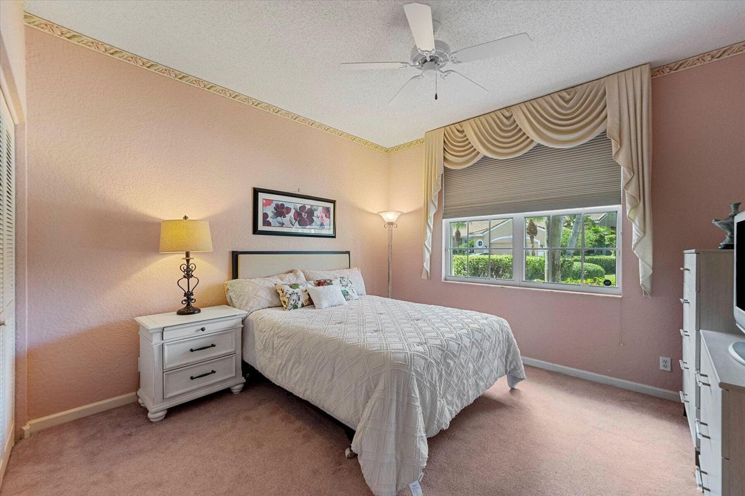 合同活跃: $9,000 (2 贝兹, 2 浴室, 1998 平方英尺)