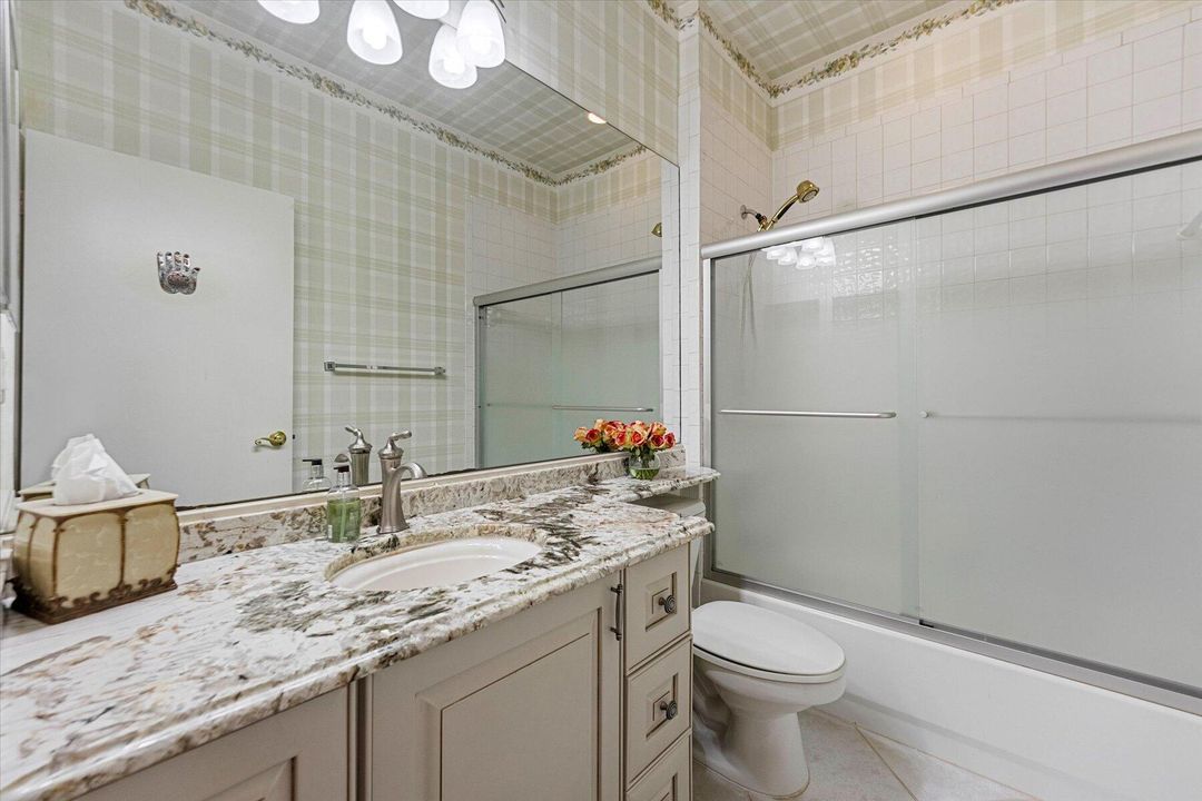 合同活跃: $9,000 (2 贝兹, 2 浴室, 1998 平方英尺)