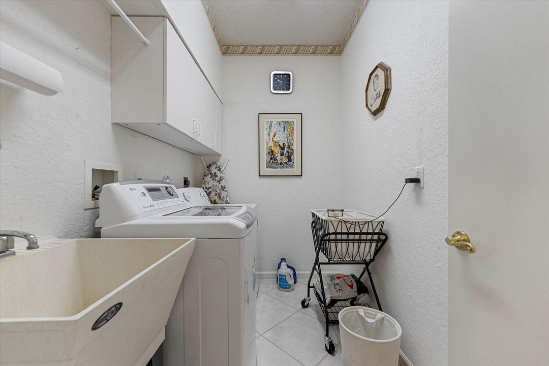 合同活跃: $9,000 (2 贝兹, 2 浴室, 1998 平方英尺)