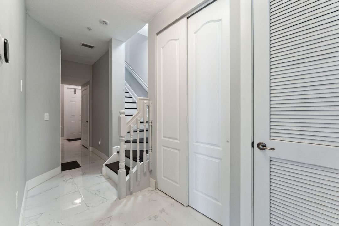 合同活跃: $645,000 (3 贝兹, 3 浴室, 2334 平方英尺)