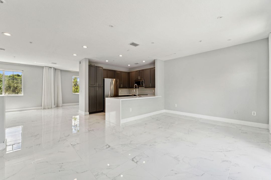 合同活跃: $645,000 (3 贝兹, 3 浴室, 2334 平方英尺)